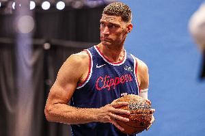 小卡：大洛能在低位得分表现出色 懂得如何在更衣室制造幽默