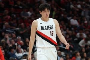 媒体人：不能理解为小杨被打哭了 他只是为自己的表现懊恼