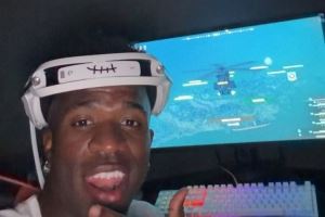 维尼修斯社媒晒打游戏照片,罗纳尔多海报出镜