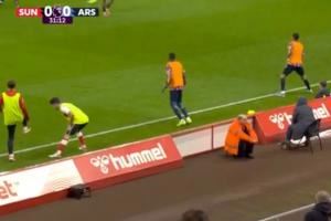 主场抢下1分!太阳报:应对枪手定位球威胁,桑德兰把广告牌前移