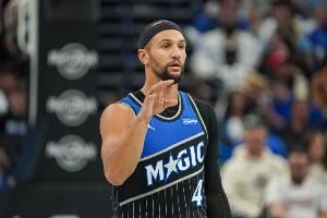 攻守兼备!萨格斯半场4中2拿到11分4板3助2断 罚球7中6