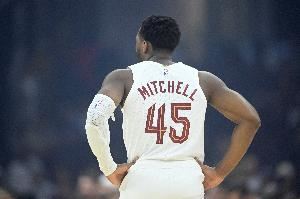 啥情况?米切尔切球犯规后返回更衣室&地板有血迹 已回到替补席