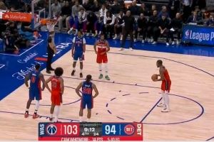 尽显暴力美学!!白魔底线突破腾空 折叠拉满弓双手炸裂暴扣!