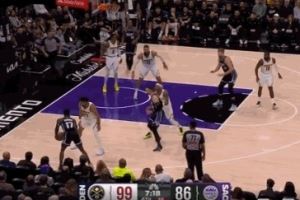 不打就下去!施罗德随意分球失误 布鲁斯·布朗抢断反击轻松上篮