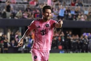 马卡谈梅西夜访诺坎普:阿根廷巨星有望通过贝克汉姆条款重返巴萨