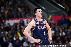 没手感!胡明轩半场5投仅1中拿到6分5助 三分3中1