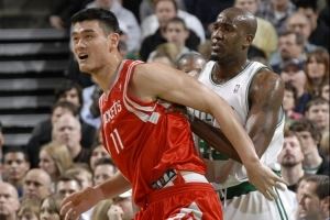 杨毅:姚明有次假装受伤实则回更衣室拉了 但传唱度比不上皮尔斯