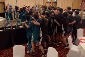 足球的魅力!墨西哥U17惊险晋级淘汰赛 身旁日本球员与其抱作一团