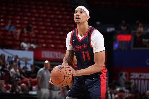 精准制导！乔丹·米勒中圈抢投超远三分 球进灯亮压哨命中