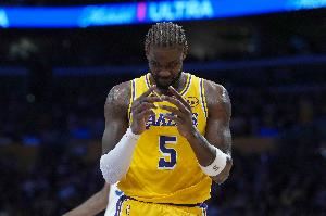 攻防完美!艾顿上半场10投7中砍下16分6篮板2抢断 正负值+17