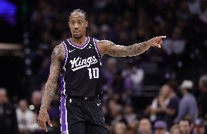 予取予求!德罗赞9中8拿到半场最高18分 三分1中1