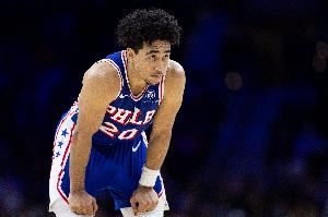 麦凯恩:我会在左膝戴护具 轻微加压作用戴上感觉更舒服