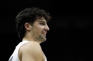 大腿!阿夫迪亚半场10中5得12分3板2断 7次助攻暂为球队最高