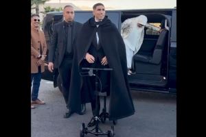 脚踝受伤,阿什拉夫骑特制滑板车出席非洲足球联合会颁奖典礼